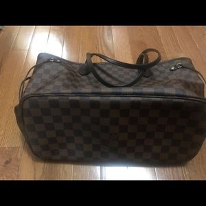 Louis Vuitton NeverFul.. no cracks, bends or scratches. Smoke free home..